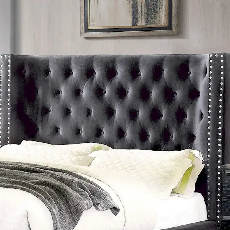 Lit plateforme Glam Wingback avec capitonnage à boutons et garniture cloutée – Gris foncé