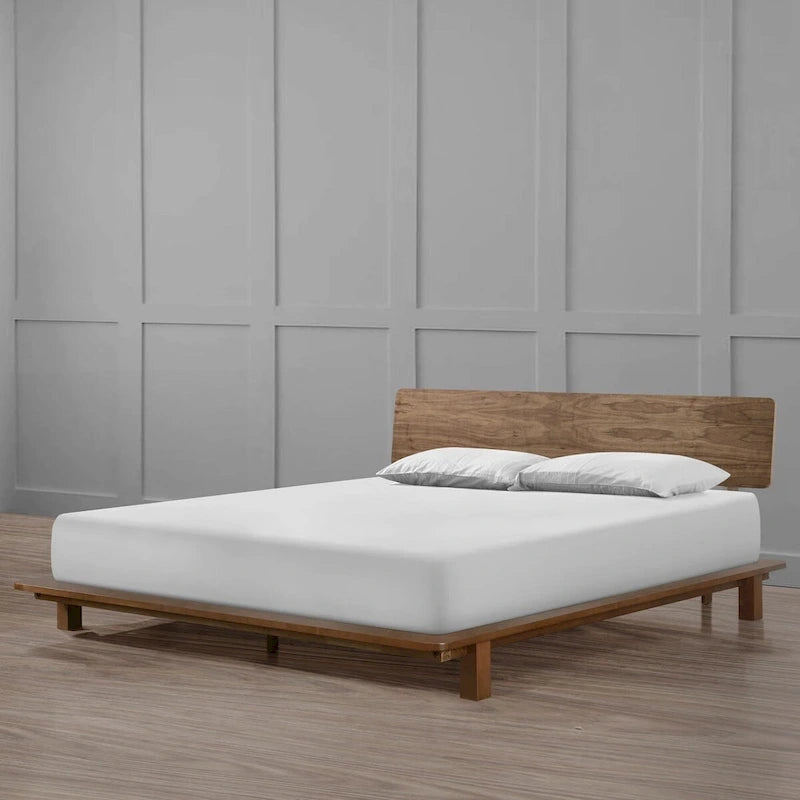 Lit plateforme discret avec tête de lit en placage de noyer et lattes en bois — Grand lit/Très grand lit