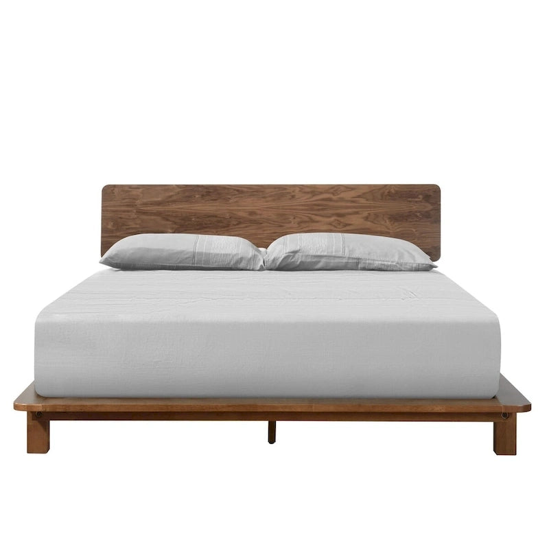 Lit plateforme discret avec tête de lit en placage de noyer et lattes en bois — Grand lit/Très grand lit