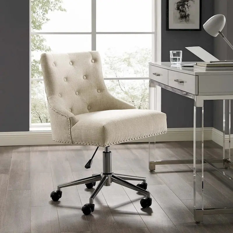 Fauteuil de bureau pivotant capitonné avec garniture cloutée et base chromée