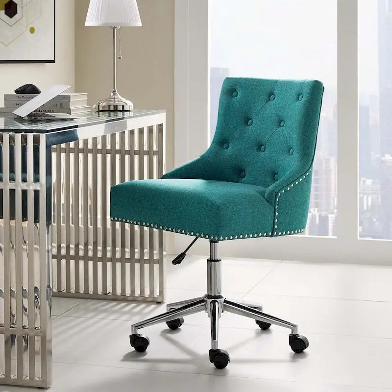 Fauteuil de bureau pivotant capitonné avec garniture cloutée et base chromée