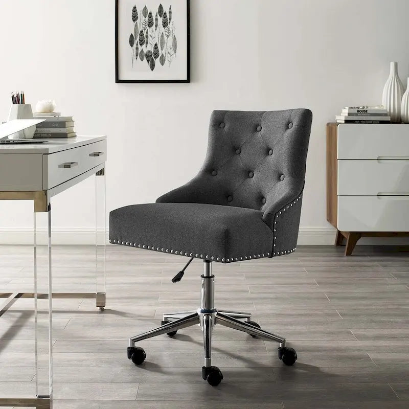 Fauteuil de bureau pivotant capitonné avec garniture cloutée et base chromée