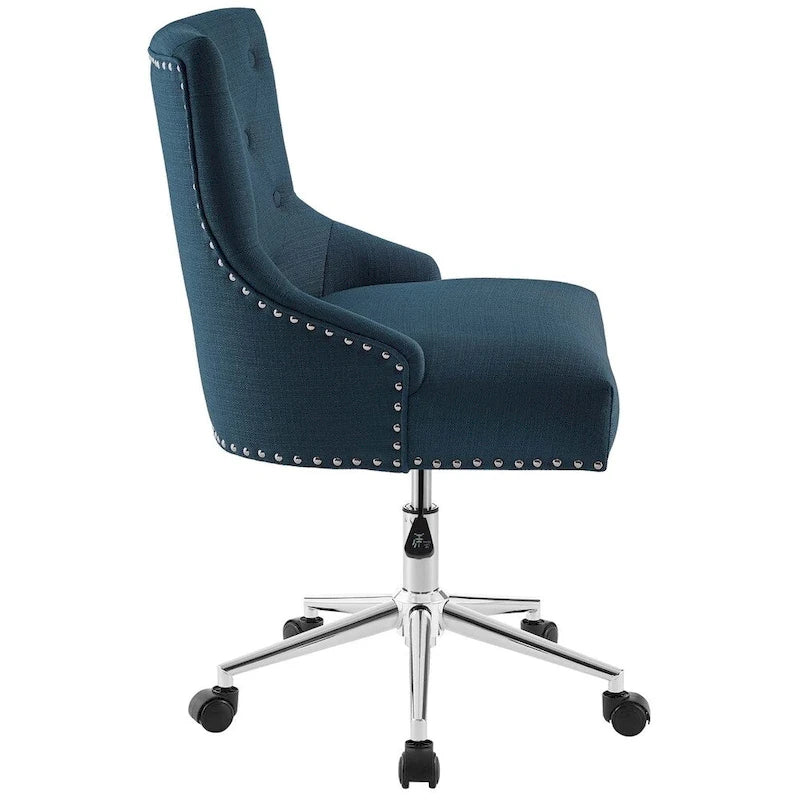 Fauteuil de bureau pivotant capitonné avec garniture cloutée et base chromée