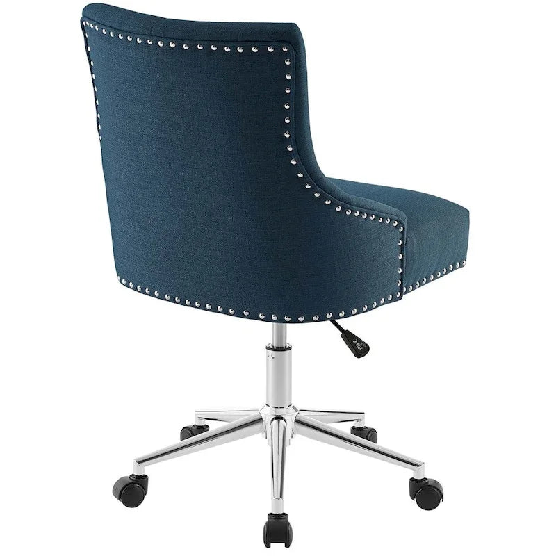 Fauteuil de bureau pivotant capitonné avec garniture cloutée et base chromée