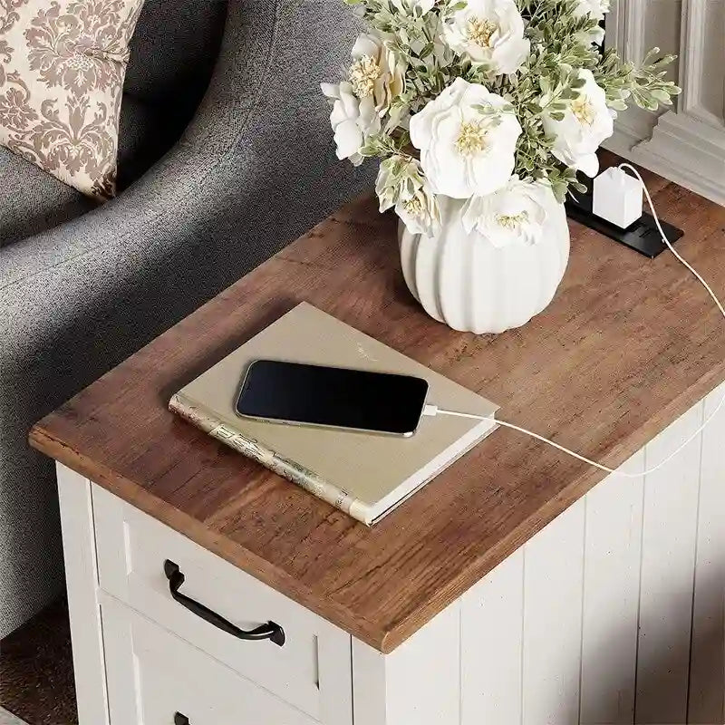 Table de chevet moderne avec station de charge, tiroir et meuble de rangement — Blanc et chêne