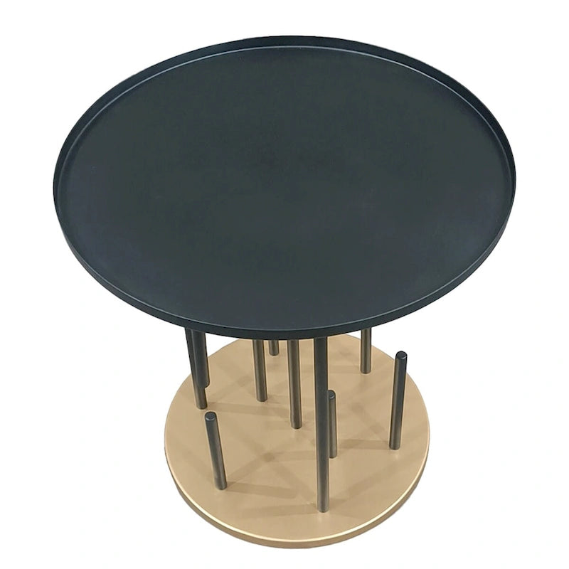 Table d'appoint ronde avec plateau noir mat et base en laiton avec tiges de support
