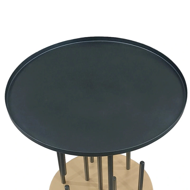 Table d'appoint ronde avec plateau noir mat et base en laiton avec tiges de support