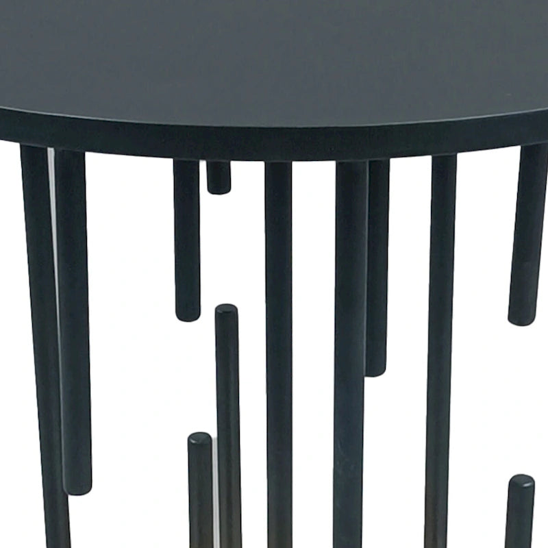 Table d'appoint ronde avec plateau noir mat et base en laiton avec tiges de support