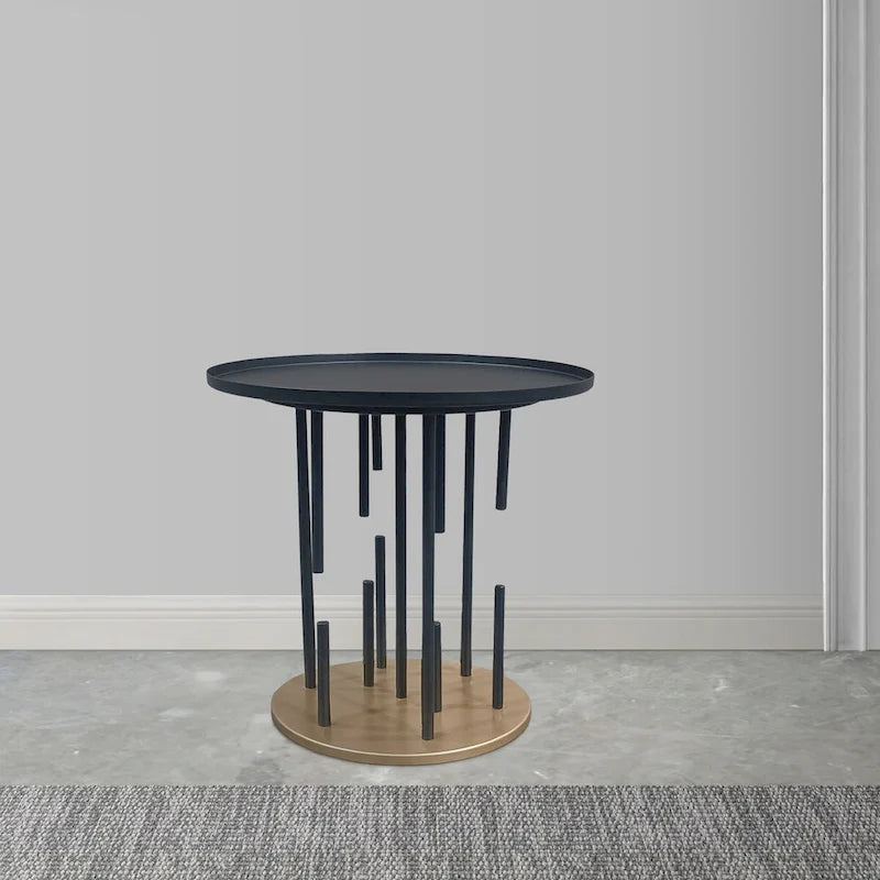 Table d'appoint ronde avec plateau noir mat et base en laiton avec tiges de support
