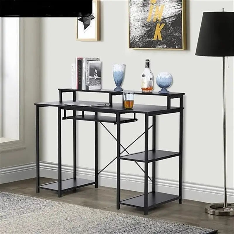 Bureau informatique industriel avec étagères de rangement et plateau de clavier