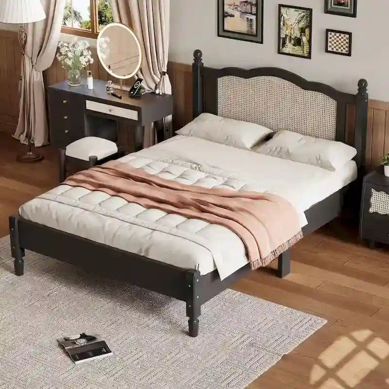 Lit plateforme en bois avec tête de lit en rotin et sommier à lattes